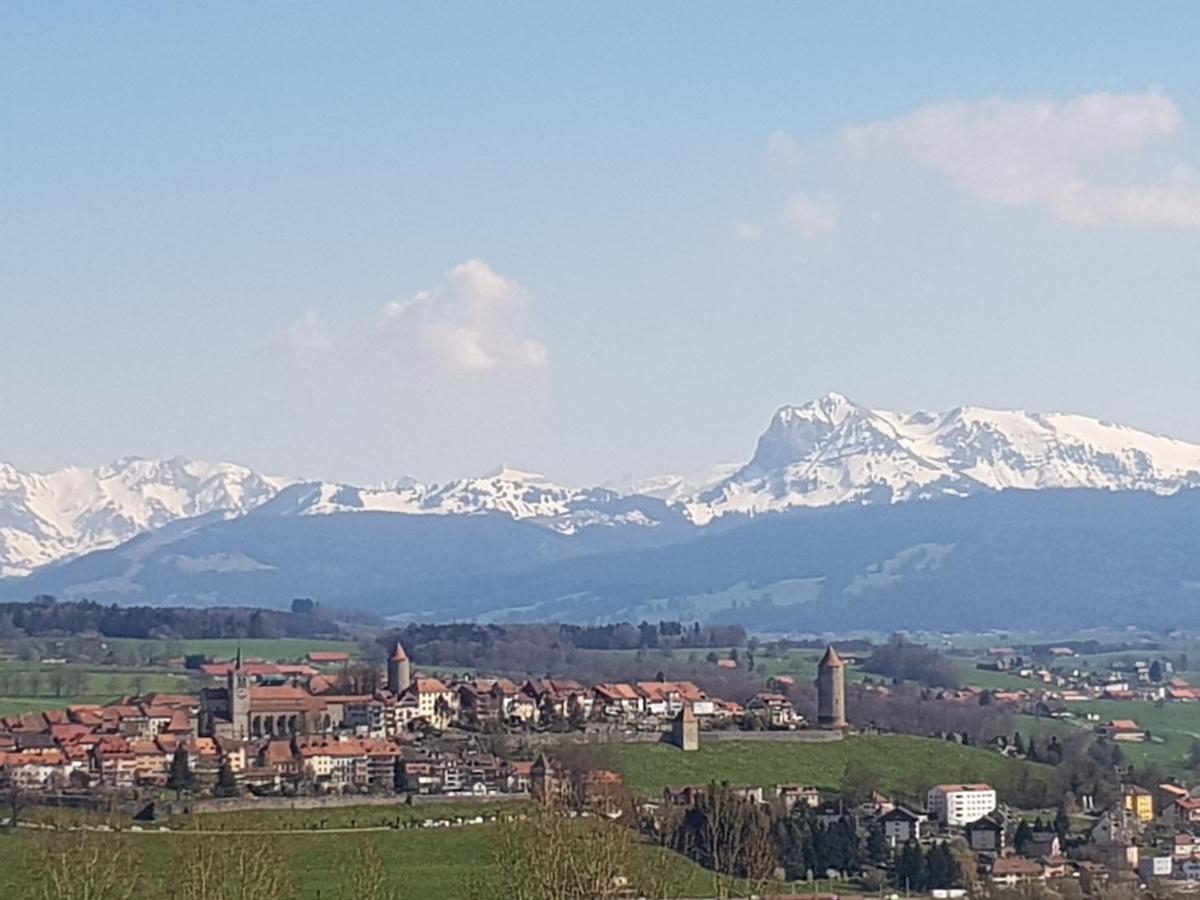 Petite maison sur la colline du Gibloux: 1chambre,1 salon et salle de bain privés au rez de chaussé, piscine extérieur et BBQ , Le Châtelard-Montreux Esterno foto