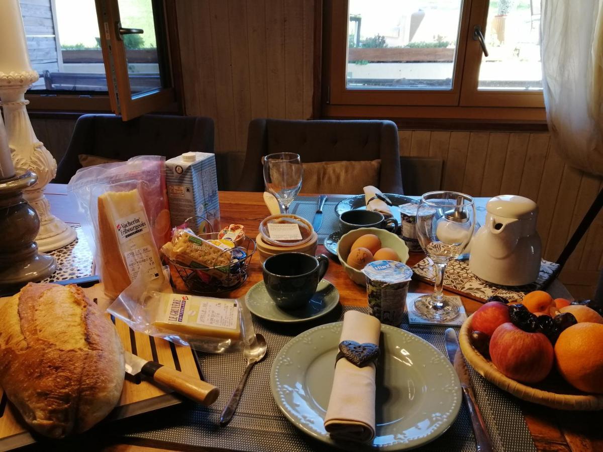 Petite maison sur la colline du Gibloux: 1chambre,1 salon et salle de bain privés au rez de chaussé, piscine extérieur et BBQ , Le Châtelard-Montreux Esterno foto