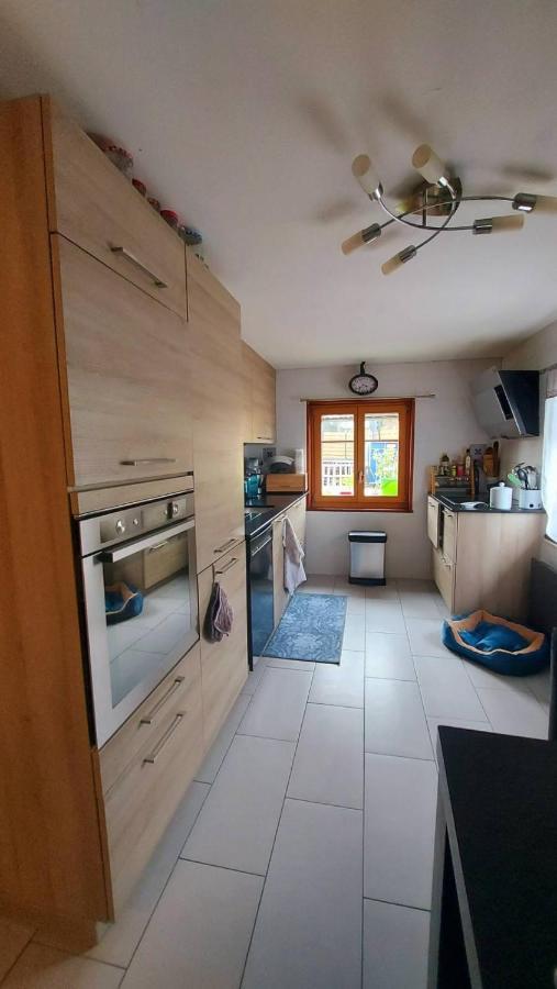 Petite maison sur la colline du Gibloux: 1chambre,1 salon et salle de bain privés au rez de chaussé, piscine extérieur et BBQ , Le Châtelard-Montreux Esterno foto