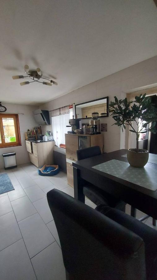 Petite maison sur la colline du Gibloux: 1chambre,1 salon et salle de bain privés au rez de chaussé, piscine extérieur et BBQ , Le Châtelard-Montreux Esterno foto