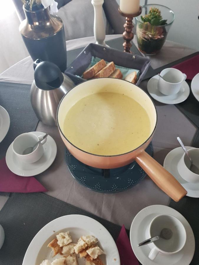 Petite maison sur la colline du Gibloux: 1chambre,1 salon et salle de bain privés au rez de chaussé, piscine extérieur et BBQ , Le Châtelard-Montreux Esterno foto