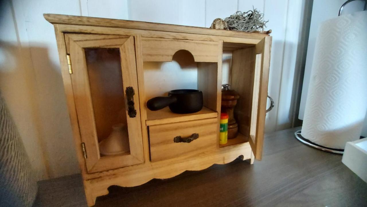 Petite maison sur la colline du Gibloux: 1chambre,1 salon et salle de bain privés au rez de chaussé, piscine extérieur et BBQ , Le Châtelard-Montreux Esterno foto