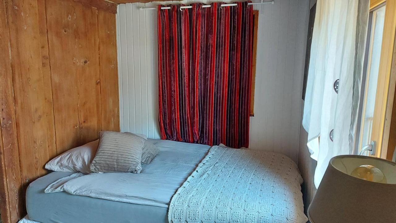 Petite maison sur la colline du Gibloux: 1chambre,1 salon et salle de bain privés au rez de chaussé, piscine extérieur et BBQ , Le Châtelard-Montreux Esterno foto