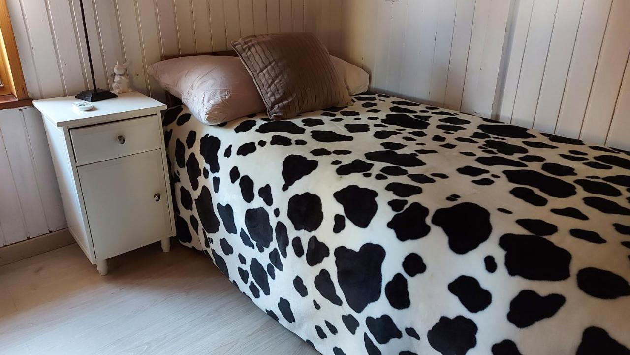 Petite maison sur la colline du Gibloux: 1chambre,1 salon et salle de bain privés au rez de chaussé, piscine extérieur et BBQ , Le Châtelard-Montreux Esterno foto