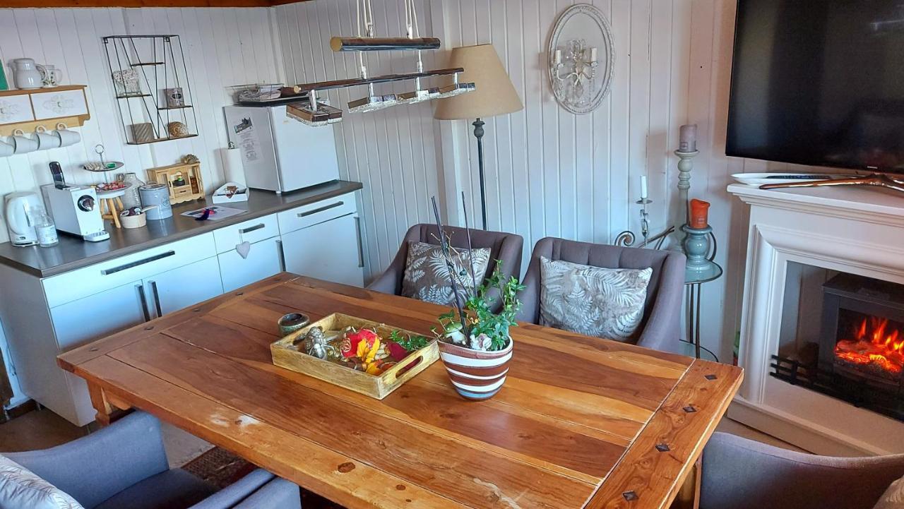 Petite maison sur la colline du Gibloux: 1chambre,1 salon et salle de bain privés au rez de chaussé, piscine extérieur et BBQ , Le Châtelard-Montreux Esterno foto