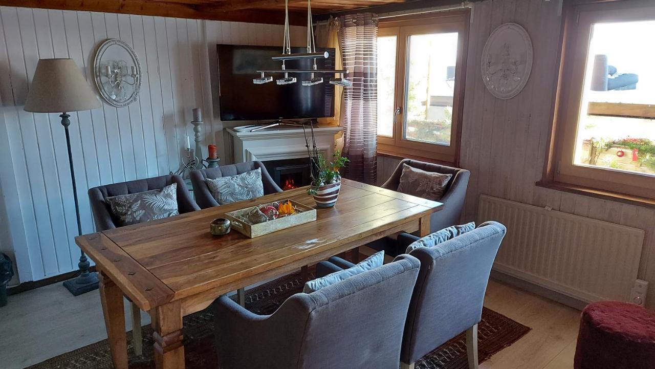 Petite maison sur la colline du Gibloux: 1chambre,1 salon et salle de bain privés au rez de chaussé, piscine extérieur et BBQ , Le Châtelard-Montreux Esterno foto