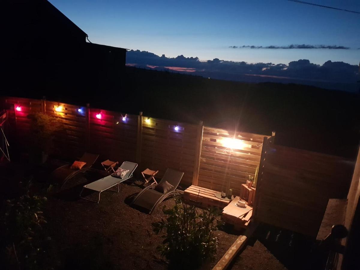 Petite maison sur la colline du Gibloux: 1chambre,1 salon et salle de bain privés au rez de chaussé, piscine extérieur et BBQ , Le Châtelard-Montreux Esterno foto