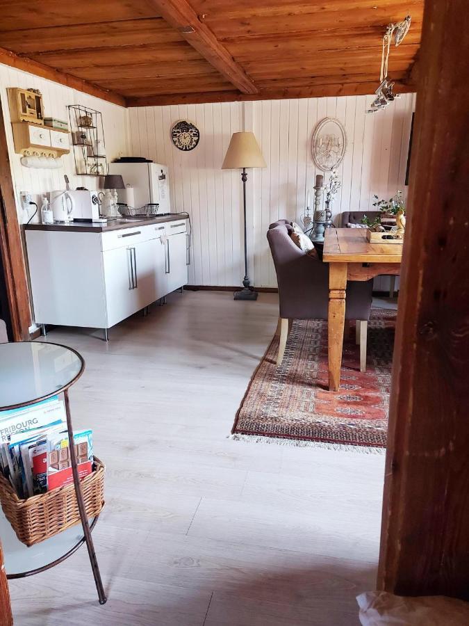 Petite maison sur la colline du Gibloux: 1chambre,1 salon et salle de bain privés au rez de chaussé, piscine extérieur et BBQ , Le Châtelard-Montreux Esterno foto
