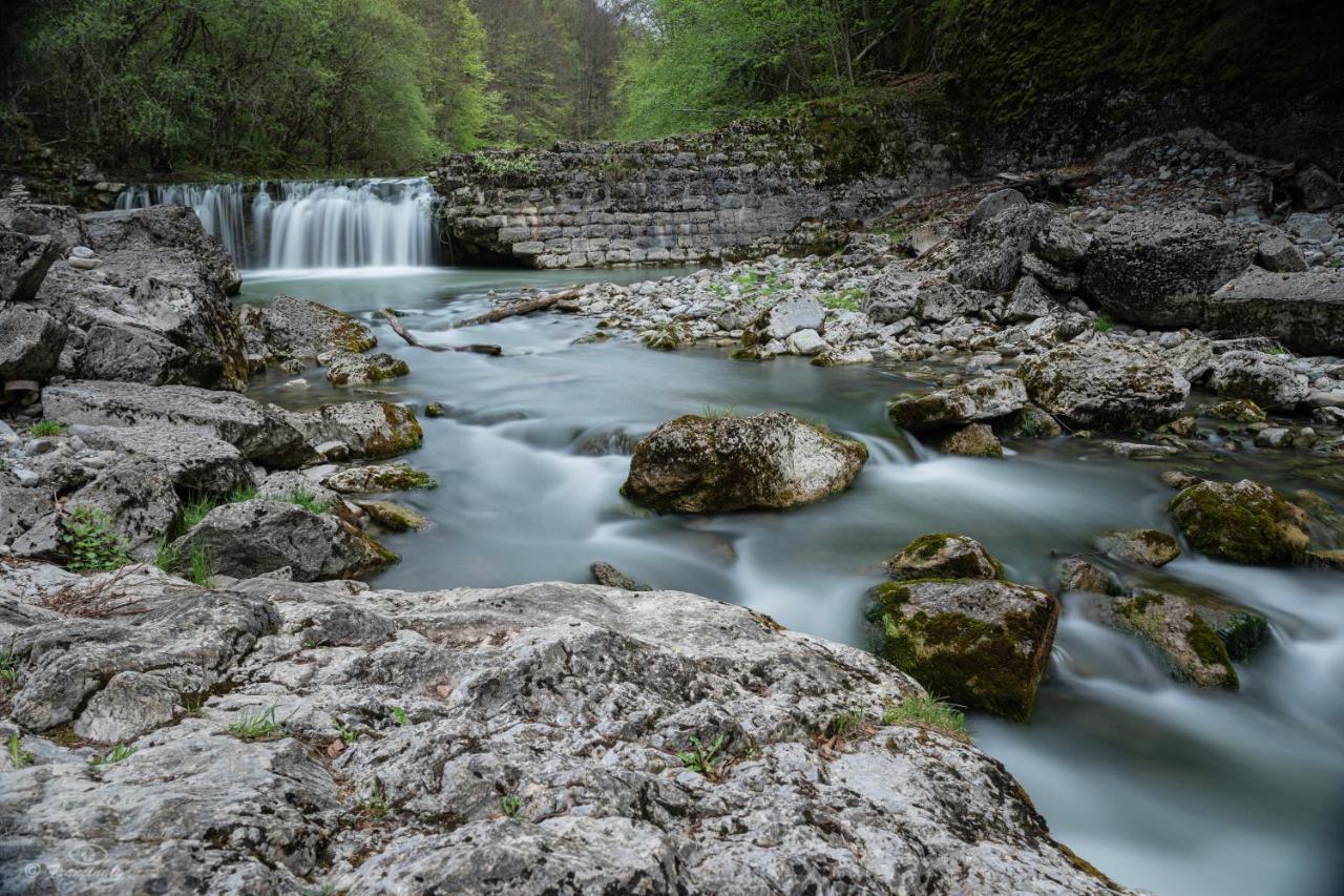 Petite maison sur la colline du Gibloux: 1chambre,1 salon et salle de bain privés au rez de chaussé, piscine extérieur et BBQ , Le Châtelard-Montreux Esterno foto