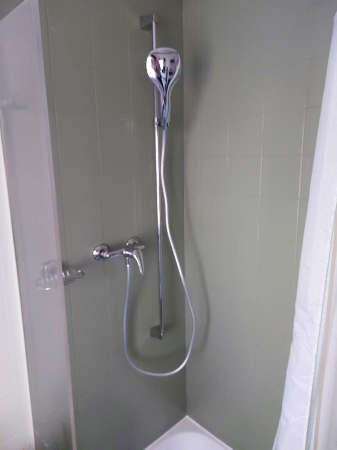 Petite maison sur la colline du Gibloux: 1chambre,1 salon et salle de bain privés au rez de chaussé, piscine extérieur et BBQ , Le Châtelard-Montreux Esterno foto
